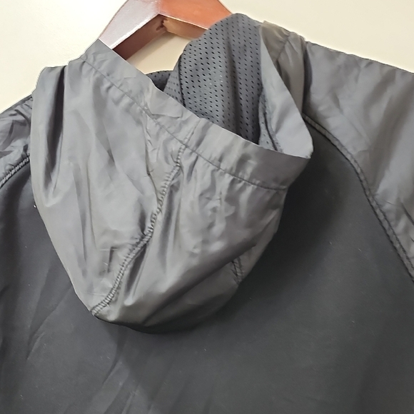 Under Armour Men's Black and Gray Rash Guard - Picture 9 of 12